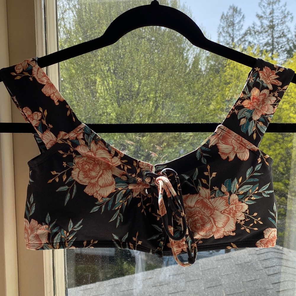 Girls Bikini Top - size large - Billabong swim